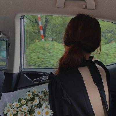 新生代小生被曝机场牵手女助理，短时间内私人会所画面流出